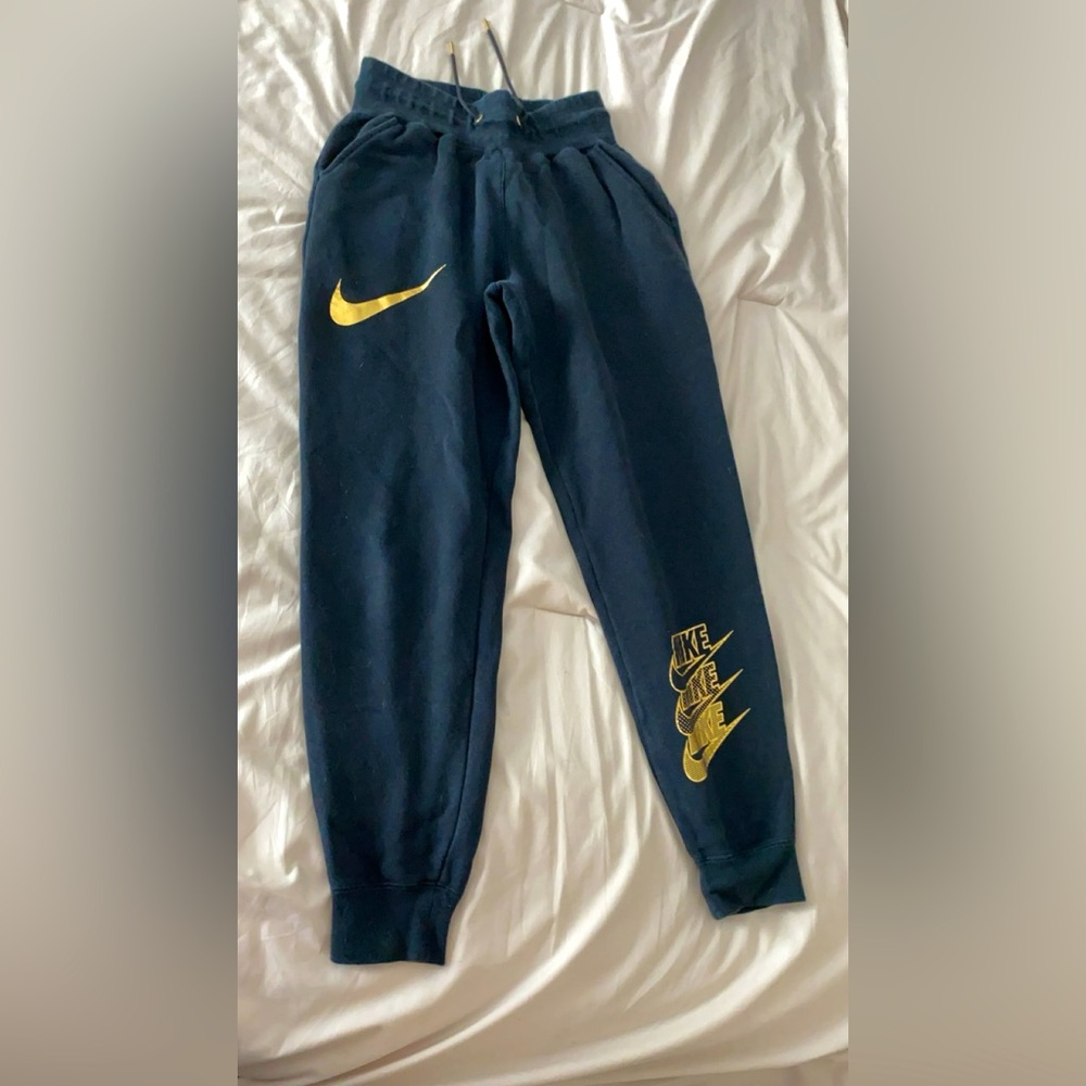 Black women’s nike sweatpants